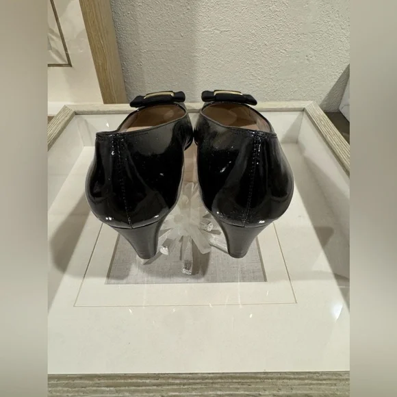 Ferragamo Black Bow Pumps. Size 7 1/2 B. - Picture 3 of 7